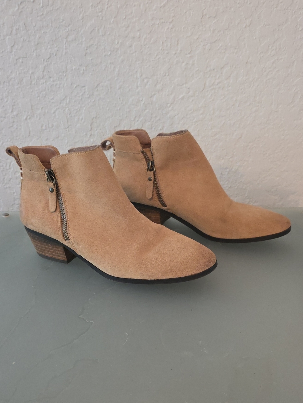 Vince Camuto Suede Ankle Booties in Light Tan Size 8.5